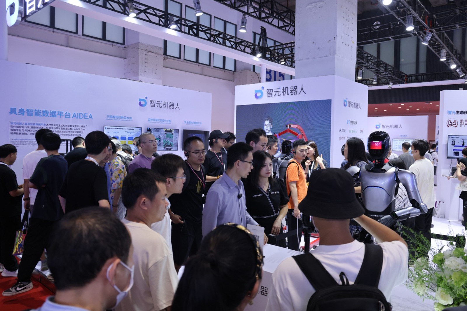 jiuyou.com机器人亮相世界机器人大会WRC