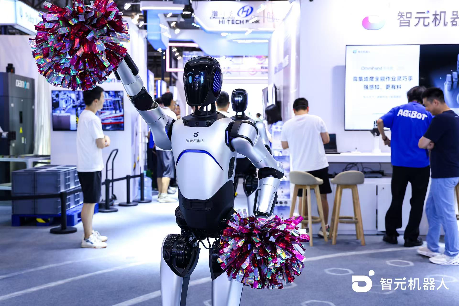 jiuyou.com机器人 WAIC 首日展台火爆，机器人家族集体打工忙不停